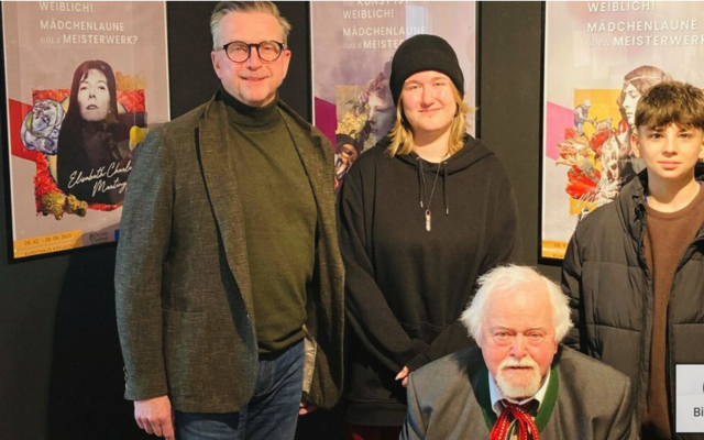Junge und etwas ältere Dichterinnen und Dichter friedlich mit Bgm. Helmut Linhart vereint. | Foto: FOTO KOREN
