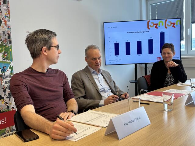 Von den 113 neuen Verfahren im Jahr 2024 konnte Schrofner bis Jahresende 71 Fälle abschließen. Mit mehr Personalressourcen soll es ab Sommer dann sogar noch schneller gehen. Im Hintergrund: Dagmar Steiner, Amtsleiterin Wohnservice. | Foto: Schrofner