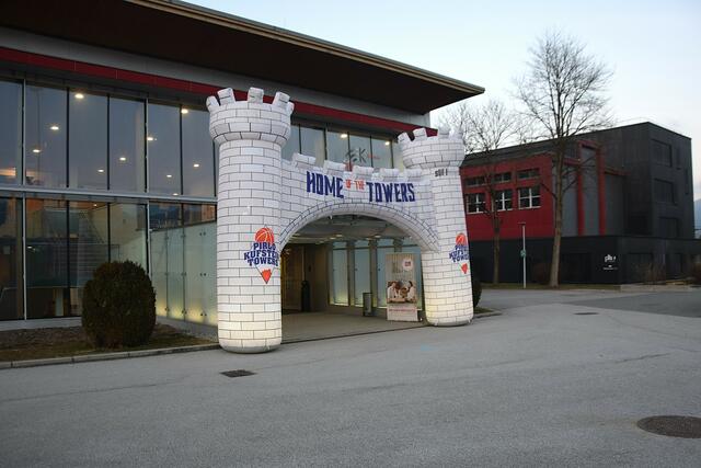 Towers Befestigung der Stanglmayer Arena am Spieltag. | Foto: Schwaighofer