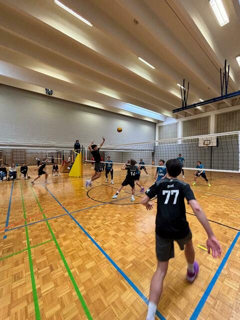 Ein spannendes Spiel gewannen die U18 Burschen der Nordmänner gegen Wiener Neustadt und qualifizierten sich damit für die ÖMS. | Foto: Union Volleyball Raiffeisen Waldviertel