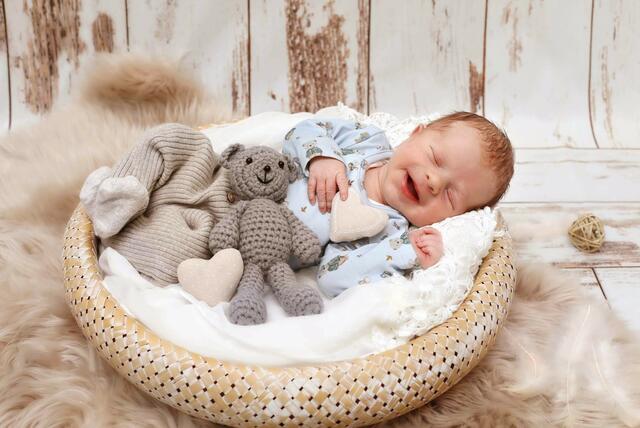 Name: Felix Daniel
Geburtsdatum: 11.02.2025
Gewicht: 3.090 g
Größe: 50 cm
Eltern: Sarah Frischer und Mario Mauerbauer aus Vorau | Foto: FotoStudio Semler