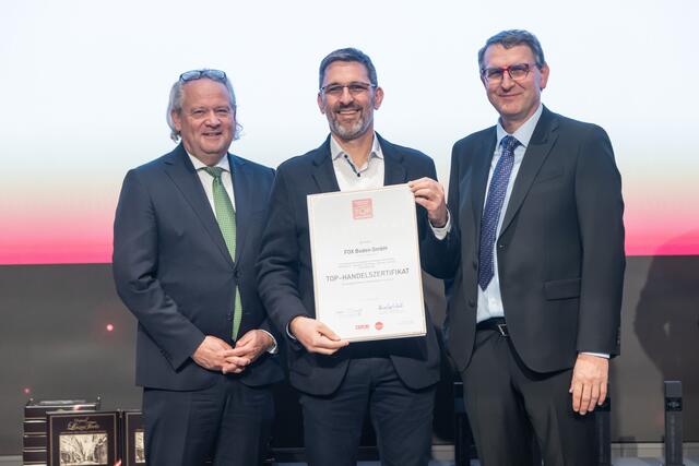 2024 wurde FOX von der WKO mit dem renommierten TOP-Handelszertifikat ausgezeichnet und in der Kategorie Wohnen, Haushalt &amp; Garten unter die Top drei Handelsbetriebe gewählt. Am Foto Landtagsabgeordneter Wolfgang Stanek, Fox-Geschäftsführer Michael Reiter und Martin Sonntag, Obmann der Sparte Handel der WKO Oberösterreich. | Foto: cityfoto/Pelzl
