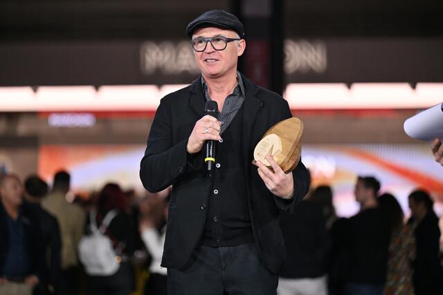 Christian Leicht (Global Sales Director, Rolf. eyewear) nimmt den Preis in Mailand entgegen– Auf der MIDO, einer der wichtigsten Fachmessen für Optik, wurde die Brillenmanufaktur Rolf für seine Bohnenbrillen prämiert.  | Foto: MIDO Press Office
