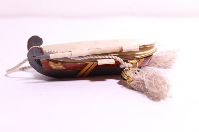 Eines von vielen faszinierenden Objekten, die man im DIPkatalog finden kann, ist diese Tanzkarte in Form von Schlittschuhen aus der Sammlung des Südmährischen Heimatmuseums Thayaland. | Foto: Heimat- und Museumsverein Thayaland