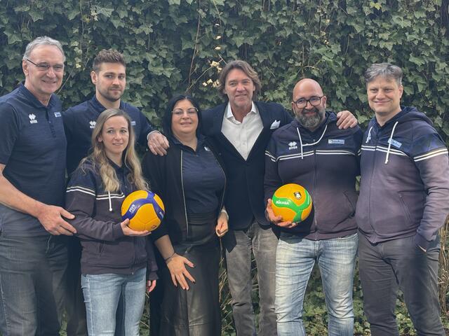 Ein Abschied nach vielen erfolgreichen Jahren. Das Hypo Tirol Volley-Team in Sachen Organisation: Stefan Chrtianský, Theresa Kloser, Niklas Kronthaler, Marion Springer, Hannes Kronthaler, Christian Sigl und Christoph Damm | Foto: MeinBezirk