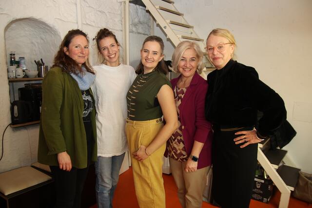 „Festival Vielfalt – Die Kabarett. Die Achte“: Katharina Pichler, Elli Bauer, Leni Plöchl, Caroline Richards und Stadträtin Andrea Brandner.