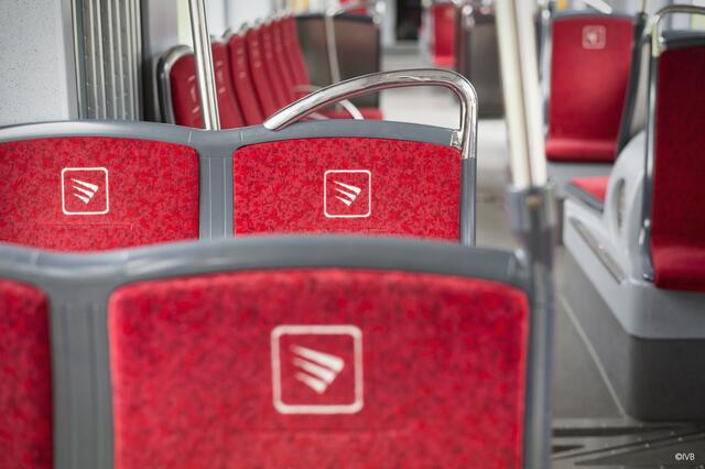 Mit dem internationalen Hilfezeichen machte das Mädchen in der Straßenbahn auf die Gewalttaten aufmerksam. | Foto: IVB