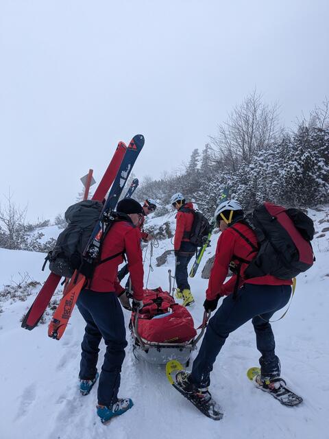 Die Ebenseer Bergretter brachten die Verletzte zum Rettungshaubschrauber. | Foto: Bergrettung Ebensee