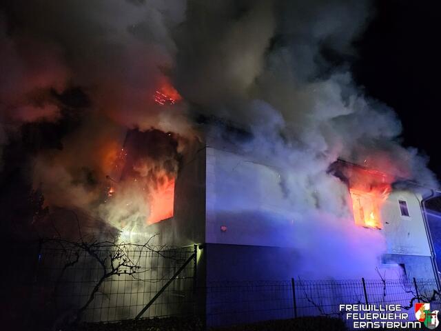 Ein lichterloher Wohnhausbrand ereignete sich in der Nacht auf den 19. Februar in der Marktgemeinde Ernstbrunn. | Foto: Freiwillige Feuerwehr Ernstbrunn