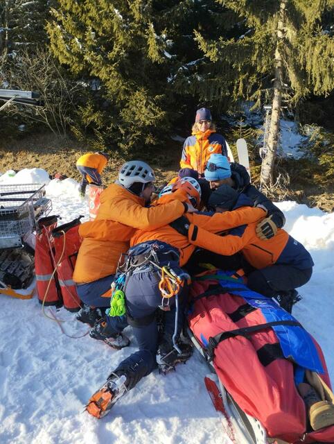 Der verletzte Rodler wurde mittels Dyneemaseilen geborgen. | Foto: Bergrettung Mittersill