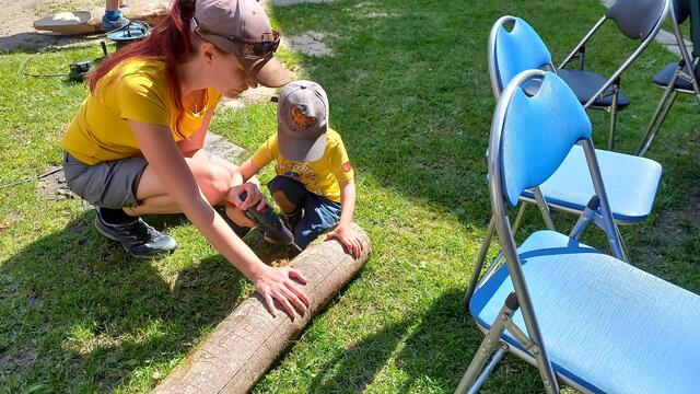 Jung- und alt beteiligte sich beim Wildbienen-Nisthilfen bauen im Rahmen einer Gruppenativität.   | Foto: önj-Lembach