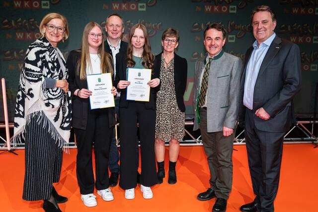Landeshauptfrau Johanna Mikl-Leitner, mit Jungköchin Melanie Vorlaufer, Karl Vorlaufer, Gastronomiefachkraft Mara Barth, Monika Vorlaufer, Küchenchef Franz Grünstäudl, und WKNÖ- Präsident Wolfgang Ecker. | Foto: Andreas Kraus