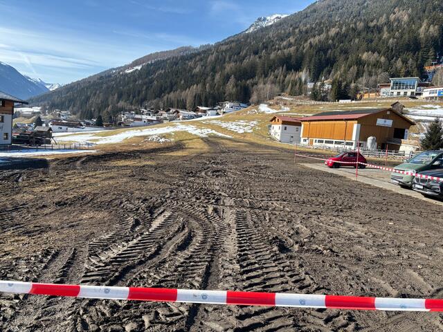 Einige Furchen auf der zusätzlichen Parkfläche zeugen noch von den Ereignissen am Samstag. Mittlerweile ist die Fläche gesperrt. Sie darf mangels Widmung nur temporär genutzt und auch nicht als Parkplatz adaptiert werden. | Foto: Kainz