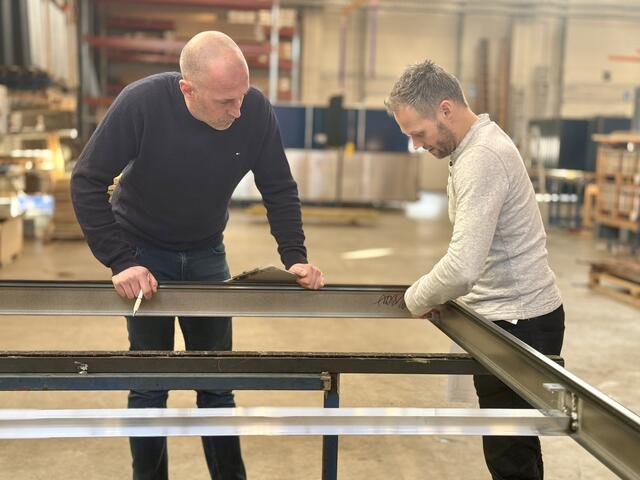 Ronald Gattringer (l.) und Christian Kloibhofer bei der Fertigung von Prototypen. | Foto: GASOKOL