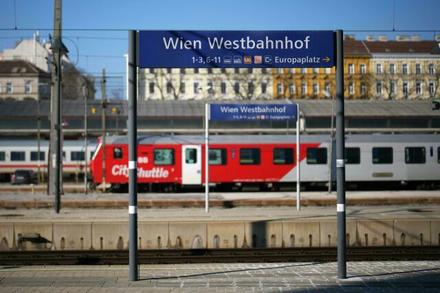 Jener Jugendlicher, der einen Anschlag auf den Westbahnhof geplant haben soll, wurde wohl über das Internet radikalisiert. | Foto:  GEORG HOCHMUTH / APA / picturedesk.com