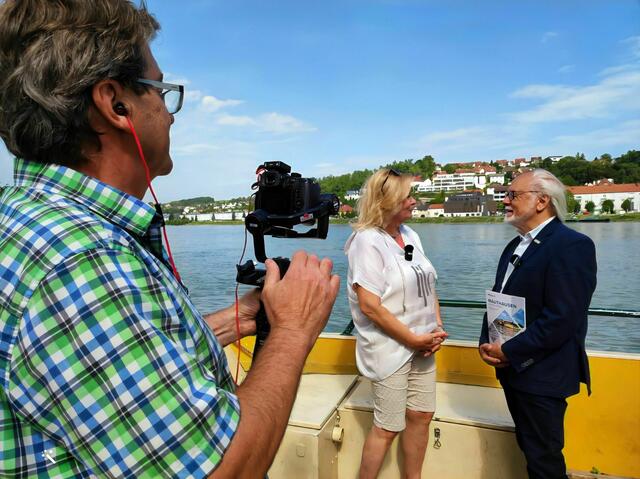 Franz und Silvia Leitner beim Dreh auf der Radfähre Ennsegg. | Foto: Mauthausen Tourismus