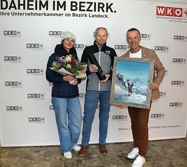 WK-Bezirksstellenleiter Otmar Ladner (rechts) mit Lisa und Meinhard Egger. | Foto: WK Landeck