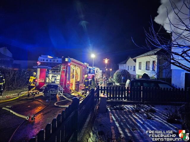 Die Einsatzkräfte kämpfen unter extremen Bedingungen gegen die Ausbreitung des Brandes. | Foto: Freiwillige Feuerwehr Ernstbrunn