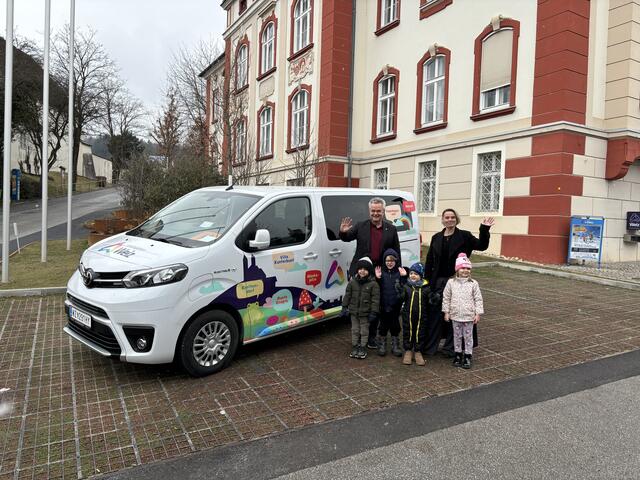 Der bunte vollelektrische neue Kleinbus der Stadt Weiz sorgt für eine sichere und umweltfreundliche Beförderung der Kinder zwischen Wohnort und Betreuungseinrichtungen.  | Foto: MeinBezirk/Barbara Vorraber