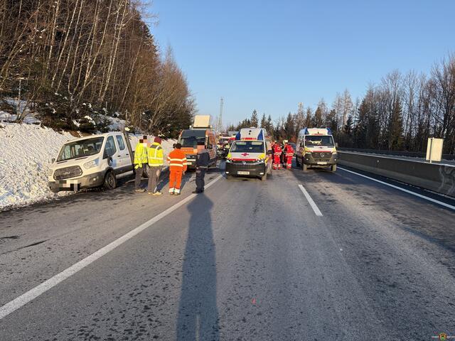 Die Autobahn war in Fahrtrichtung Wien mehrere Stunden gesperrt. | Foto: FF Ligist