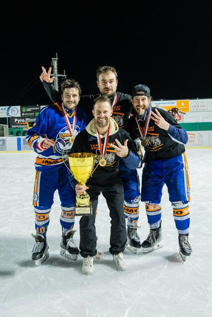 Schramm Fabio, Kuchinka Clemens, Csics Christian und Trainer Hechenberger Fabian 

 | Foto: EHC Immobau Mils