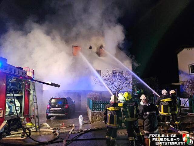 Die Löscharbeiten mussten aufgrund der Hitze anfangs von außen stattfinden. | Foto: Freiwillige Feuerwehr Ernstbrunn