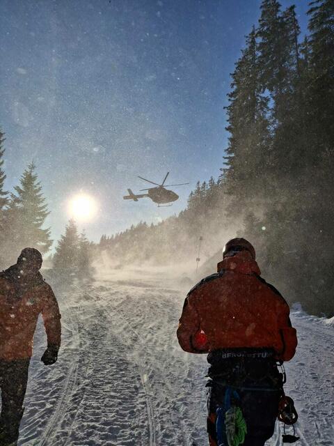 Der verletzte Rodler wurde mittels Dyneemaseilen geborgen. | Foto: Bergrettung Mittersill