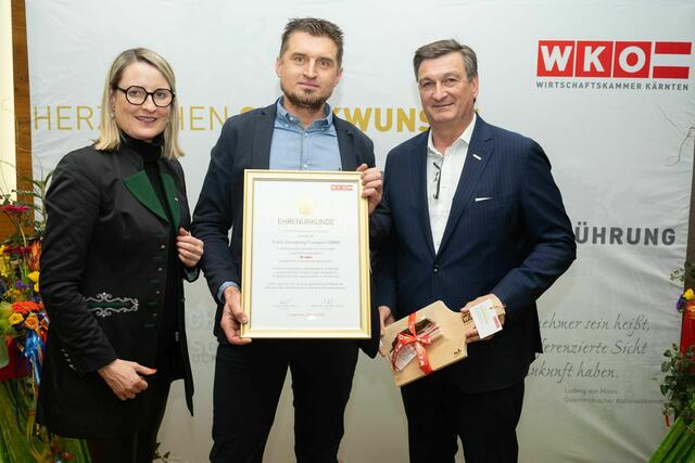 Ein halbes Jahrhundert gibt es bereits die Franz Zlanabitnig Transport GmbH. WK-Präsident Jürgen Mandl und WK-Bezirksstellenobfrau Eva Hofmann gratulierten Alexander Zlanabitnig zum Jubiläum. | Foto: Alexander Wieselthaler