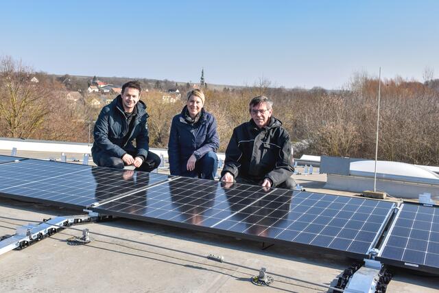 Am Bauhof wird derzeit der erste Schritt der PV-Strategie der WMB Weinviertel Museum Betriebs GmbH umgesetzt. Die ersten PV-Module sind bereits montiert. Im Bild: Geschäftsführer Christoph Mayer, wissenschaftliche Leiterin des Weinviertler Museumsdorfs Niedersulz, Veronika Plöckinger-Walenta und der Infrastruktur-Leiter im Museumsdorf Karl Waglechner. | Foto: Museumsdorf
