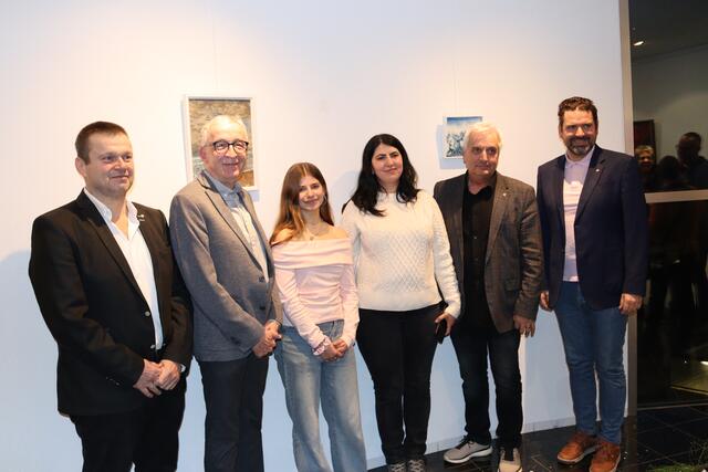 Vizebürgermeister Thomas Hittler, Bgm. Herbert Mayer, Künstlerin Kateryna Martova mit ihrer Mutter Anna, FSBHM-Direktor Heinz Kofler und Kulturreferent Peter Vöhl, v.l.  | Foto: Elisabeth Zangerl
