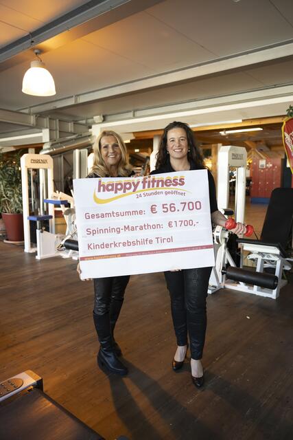 Ursula Mattersberger (li.) bedankte sich bei Stephanie Holzer für einen neuerlichen Spendenscheck. | Foto: Happy Fitness