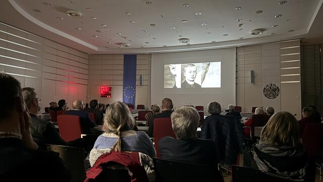 Filmausschnitt von Otto Neururer im Rathaussaal der Stadt Erlangen. | Foto: AVG-Filmproduktion