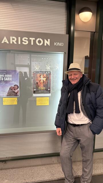  Regisseur Hermann Weiskopf vor dem Kino Ariston in Meran | Foto: AVG-Filmproduktion
