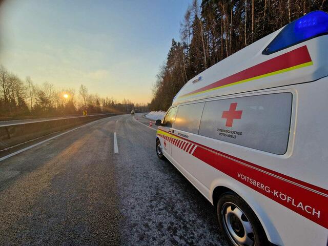 Der Rettungshubschrauber Christophorus 12 landete auf der Autobahn, die gesperrt war. | Foto: R. Wonisch/Rotes Kreuz