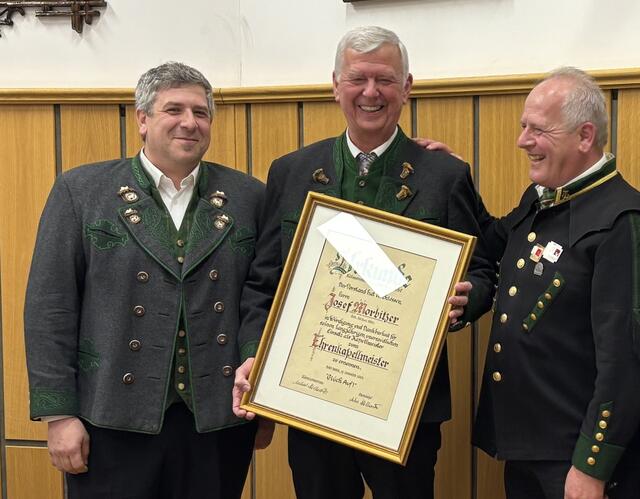 Josef Morbitzer (Mitte) wurde zum Ehrenkapellmeister ernannt. | Foto: Salinenmusikkapelle Bad Ischl