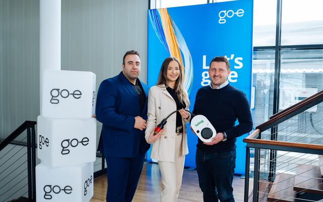 Erik Yesayan (CEO go-e), Sabrina-Monique Schimitz (Customer Success Specialist go-e) und Alexander Jordan (Vertriebsleiter der Kelag; v.l.) | Foto:  go-e