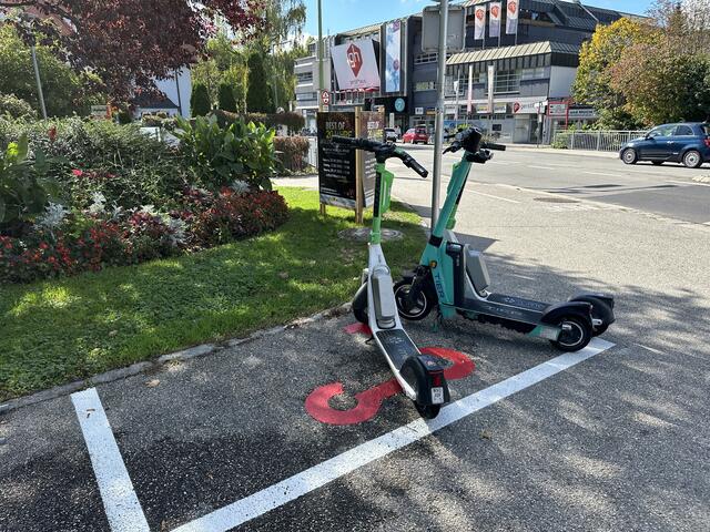 Die neuen Parkzonen für E-Scooter in der Stadt Wels sollen unachtsam abgestellten Rollern ein Ende bereiten. Sie sind am Boden wie auch per GPS markiert.
