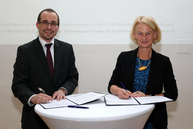 Generalsekretär Arnold H. Kammel und Rektorin Veronika Sexl unterzeichneten am Montag die neue Vereinbarung zwischen Bundesministerium für Landesverteidigung und Universität Innsbruck. | Foto: © Universität Innsbruck