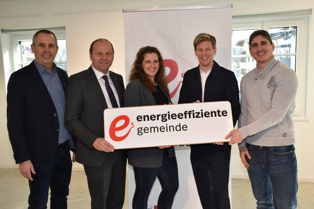 Bruno Oberhuber (GF-EAT), Energielandesrat Josef Geisler, Annabel Gius (EAT), Bgm. Lukas Schmied und Energiebeauftragter Niklas Sanin.  | Foto: Haun