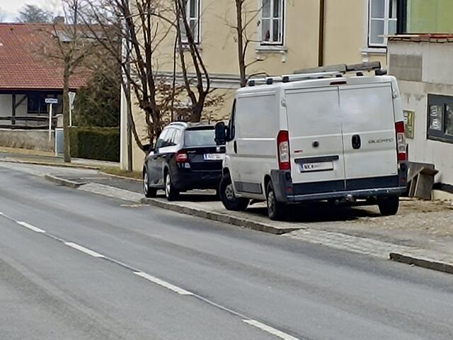 Der weiße Lieferwagen gehört einer hiesigen Firma, die den Gehsteig blockiert. | Foto: Name d. Fotografen d. Red. bekannt
