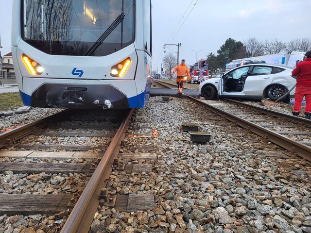 Ein Tesla und eine Badner-Bahn-Garnitur stießen zusammen. | Foto: Freiwillige Feuerwehr Möllersdorf / Markus Bartlweber