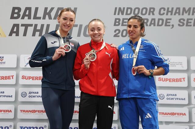 Caroline Bredlinger (Mitte) setzte sich vor der Kroatin Nina Vukovic (l.) und der Griechin Georgia-Maria Despollari durch.  | Foto: ÖLV/Ivica Veselinov