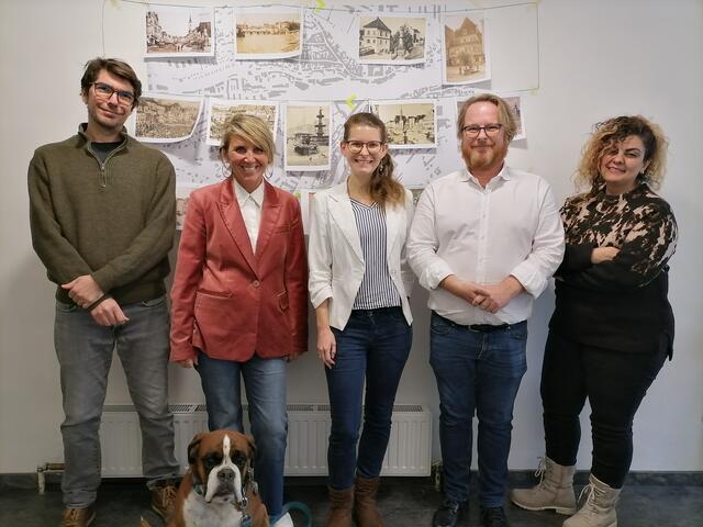 Polyloq Architekten schwärmen für ihren neuen Standort am Stadtplatz 33. v.l.n.r.: Fabian Schumacher, Daniela Zeiner, Vize-Bgm.in Anna-Maria Demmelmayr, Thomas Scheiblauer, Anar Abbaslou
  | Foto: TIC Steyr