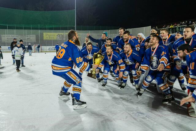 Ausnahmezustand in Mils: Captain Manuel Holaus stemmt den Pokal in die Höhe und feiert mit der Mannschaft den dritten Meistertitel in Folge. | Foto: EHC Immobau Mils