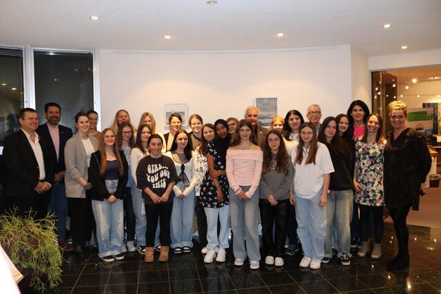 Kateryna Martova (Mitte) mir ihren Schulkolleginnen, Pädagogen, dem Direktoren und offiziellen Vertretern der Stadt Landeck.  | Foto: Elisabeth Zangerl