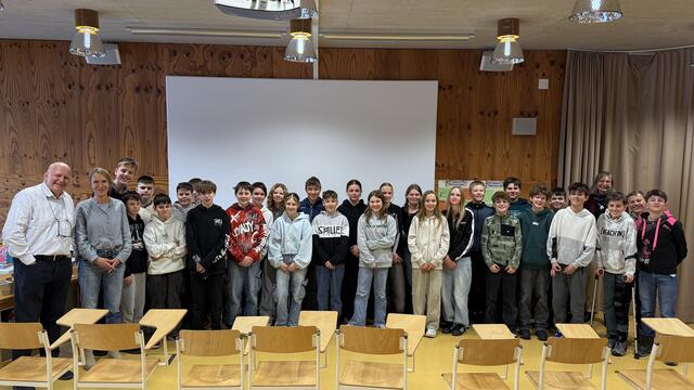 Der Regisseur mit den SchülerInnen der Mittelschule Söll | Foto: AVG-Filmproduktion