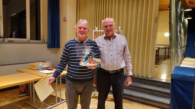 Franz Baumgartner erreichte 131 Holz und sicherte sich damit den ersten Platz bei den Herren. (Im Bild mit Franz Jammernegg, Obmann der Kameradschaft Elixhausen) | Foto: Kameradschaft Elixhausen