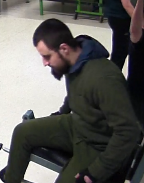 Nach dem Ausbruch aus der Justizanstalt ist ein 29-jähriger Niederländer nach wie vor auf der Flucht. Die Polizei veröffentlicht nun neue Fahndungsfotos, auch international wird nach dem Mann gesucht. | Foto: LPD NÖ