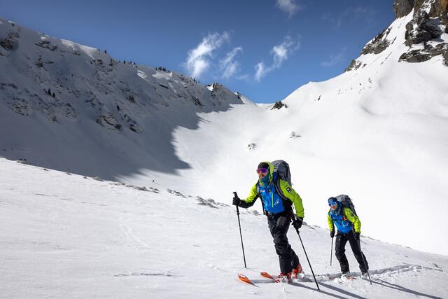 Lukas und Vincent Wörle auf Skitour zur Schneid in den Lechtaler Alpen.