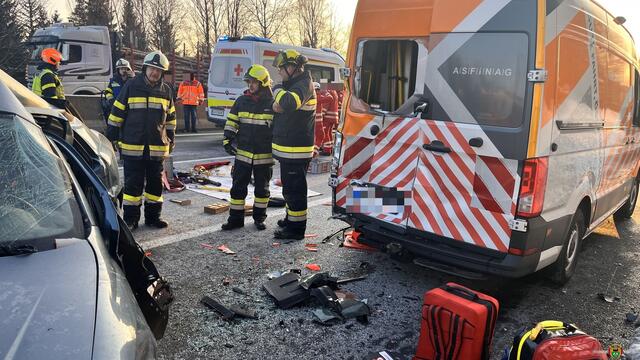 Der Pkw war in ein Fahrzeug der Asfinag bei Steinberg gekracht. | Foto: FF Ligist